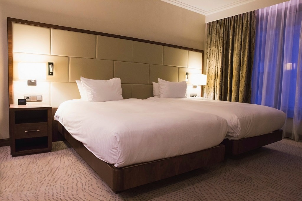 Can You Get Head Lice From a Hotel Bed? LiceDoctors